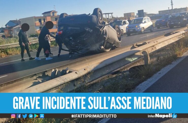 Grave incidente ull'Asse Mediano tra Aversa e Melito, auto si ribalta sulla carreggiata