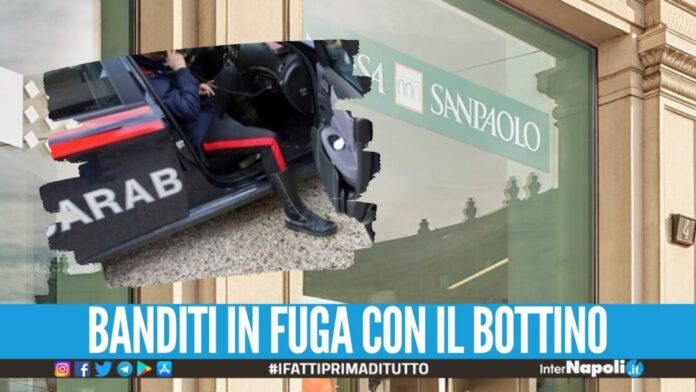 Banditi all'assalto del banco Sanpaolo, banditi in fuga con i contanti