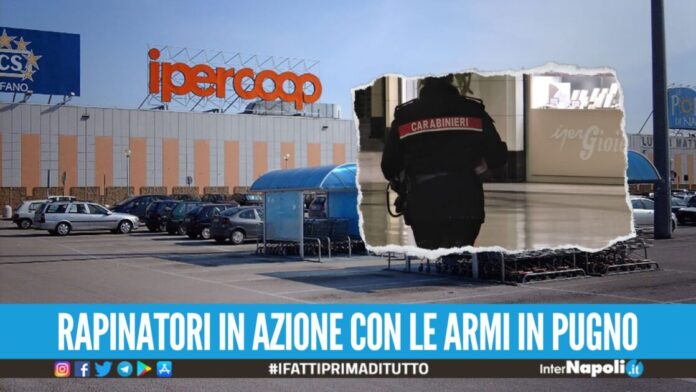 Assalto nel centro commerciale ad Afragola, rapinata una gioielleria