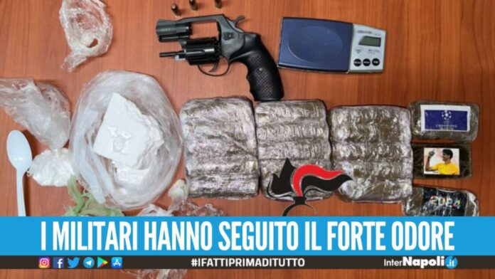 Rivoltella e droga scovate a Secondigliano, erano nascoste nella cassetta postale