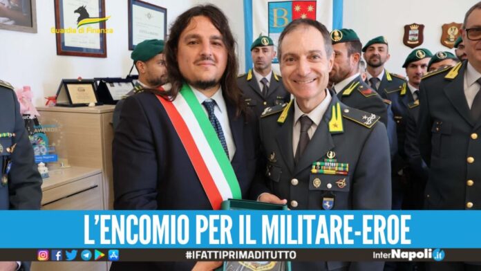 Salvò l'automobilista finito nel dirupo, finanziere premiato dal sindaco di Bacoli.