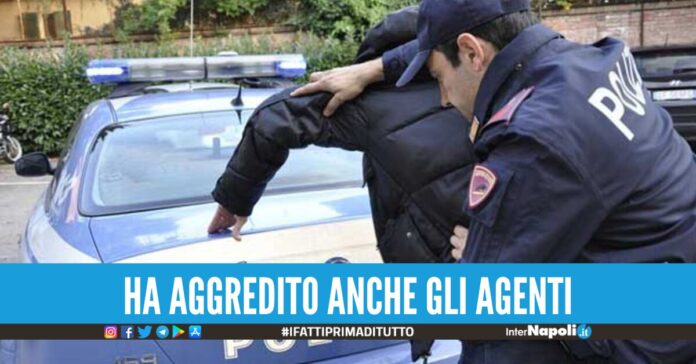 aggredisce i genitori napoli