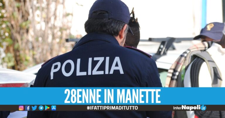 Napoli, minaccia i clienti di un supermercato e aggredisce i poliziotti col cacciavite: arrestato