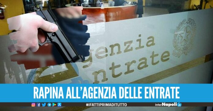 Terrore negli uffici dell'Agenzia delle Entrate a Giugliano, due banditi portano via l'incasso
