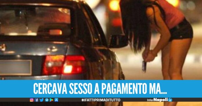 Va da una prostituta, viene prima rapinato e poi ferito a colpi di pistola dal fidanzato della 'lucciola'
