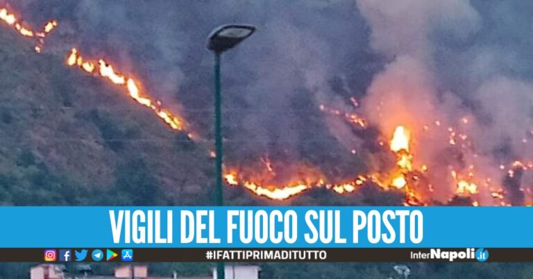 Incendio sulla collina dei Camaldoli, case minacciate dalle fiamme