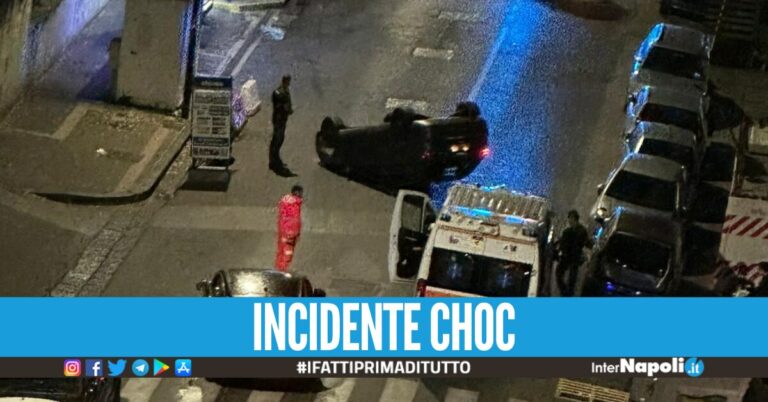 Paura a Napoli, auto si ribalta e finisce la corsa in mezzo alla carreggiata