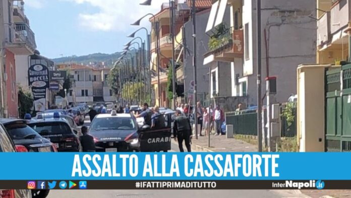 Raid armato nell'ufficio postale a Villaricca, in azione la banda del buco