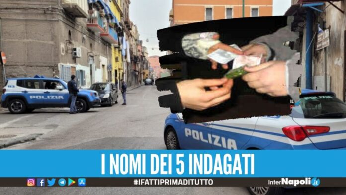 I cognati spacciavano nel loro palazzo a Torre Annunziata, scattano le manette
