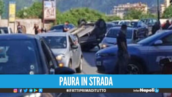 Ancora un rocambolesco incidente a Napoli, c'è un'auto ribaltata