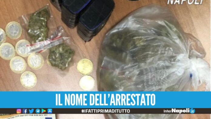 Spaccio nel lotto a Scampia, preso il pusher dei cofanetti calamitati