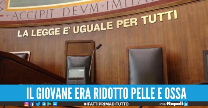 figlio costretto a mangiare tra i rifiuti
