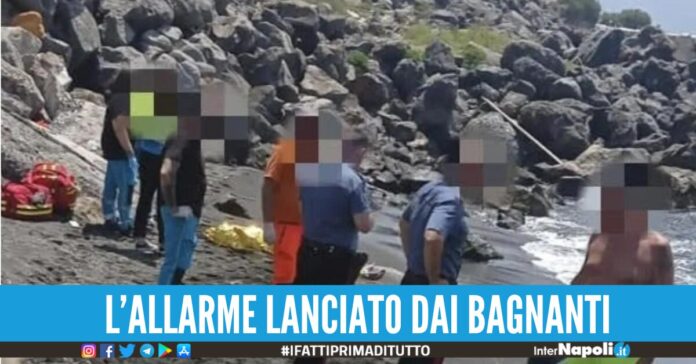 cadavere in spiaggia ercolano