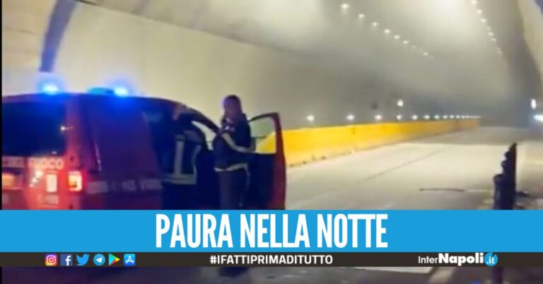 Panico nella Galleria Vittoria a Napoli, Smart prende improvvisamente fuoco