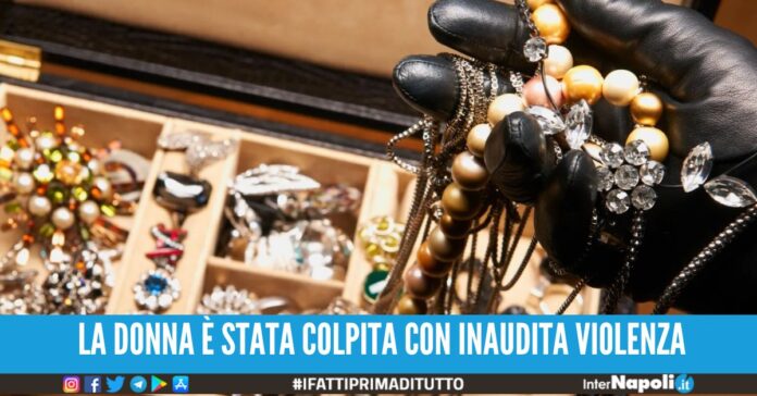 Rubano i gioielli d'oro e picchiano i padroni di casa a Napoli