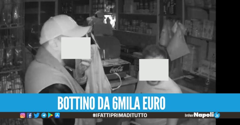 Furto in una salumeria a Scampia, intrusi ripresi nel video