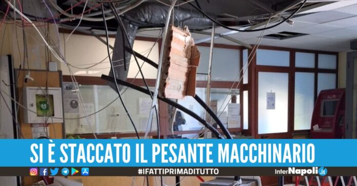 Paura all'ospedale di Ischia, crolla il controsoffitto e l'unità del condizionatore