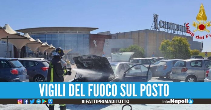 Auto in fiamme nel parcheggio del centro commerciale Campania,
