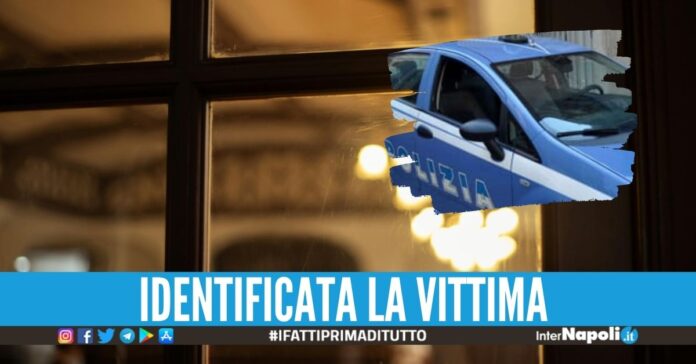 Ritrovato morto sul divano a Napoli, aveva segni sospetti sul collo