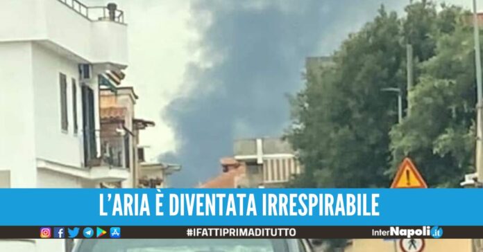 Fumo nero nel cielo di Napoli nord, scoperta l'origine dell'incendio