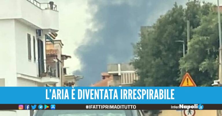 Fumo nero nel cielo di Napoli nord, scoperta l'origine dell'incendio