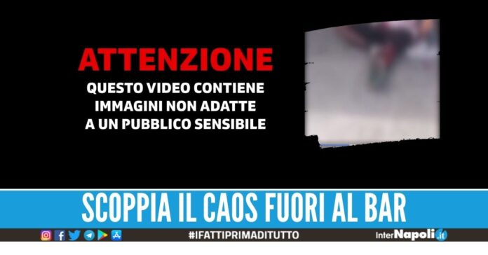 Coltellate in strada a Napoli, la rissa ripresa nel video