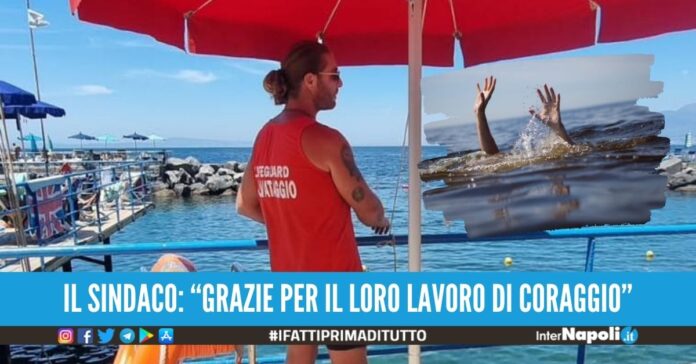Bimbo rischia di annegare nel mare di Sorrento, salvato dal bagnino Gioacchino