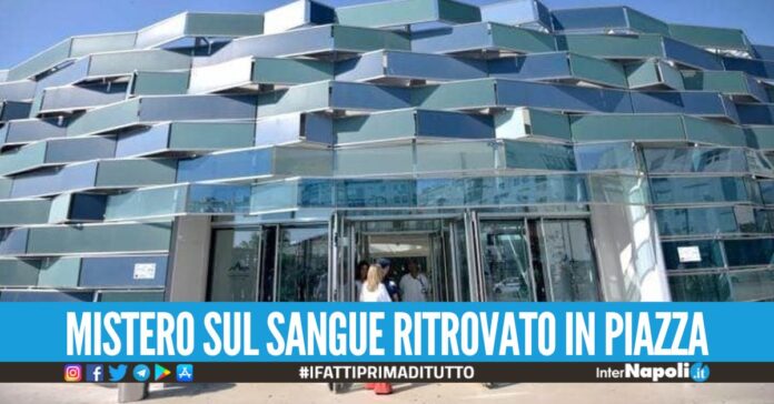 Caos in piazza a Napoli, ferito dopo la rissa: è grave