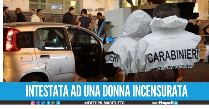 Fiat Panda crivellata di colpi di pistola a Napoli, rinvenuti oltre 20 bossoli in strada