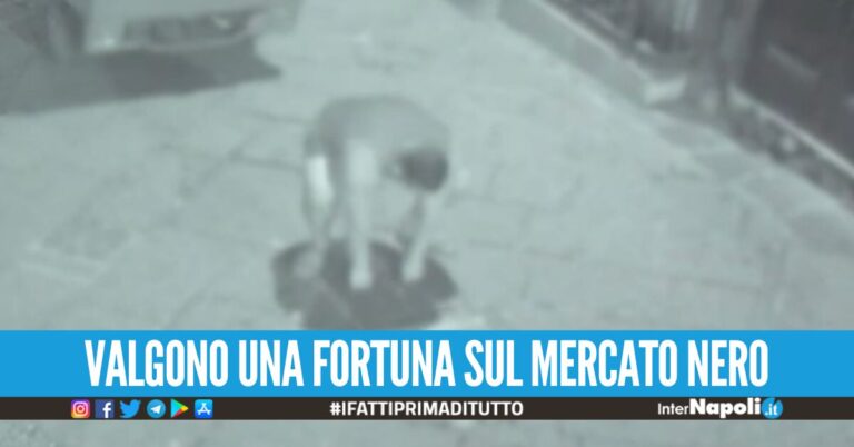 Furto a San Gregorio Armeno, ladro in Apecar ruba le grate dei tombini