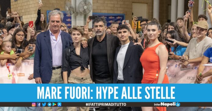 L'evento su Mare Fuori al Giffoni Film Festival manda in visibilio i fan. Nemmeno il temporale è riuscito a fermarli.