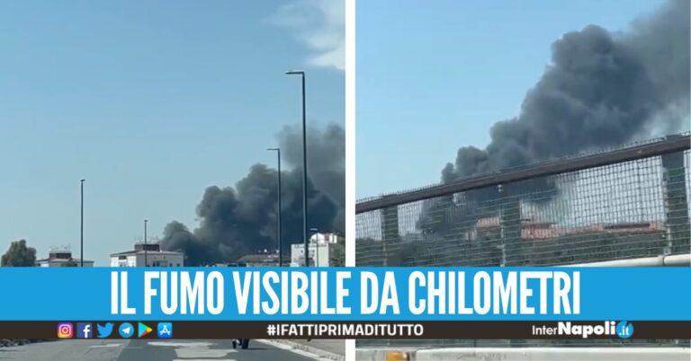 Nube nera nel cielo di Napoli, l’incendio in una ditta a Ponticelli