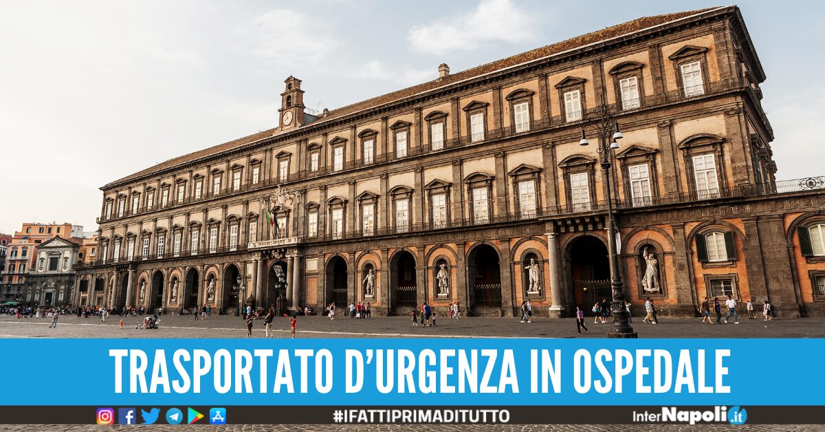 Paura al Palazzo Reale di Napoli, operaio cade dalla scala e batte la testa