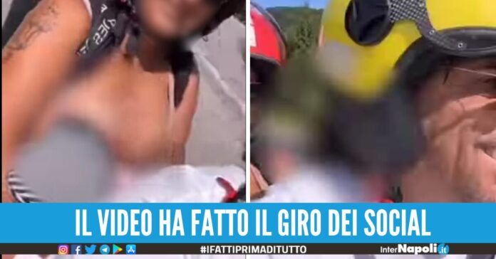 allatta al seno un neonato in scooter