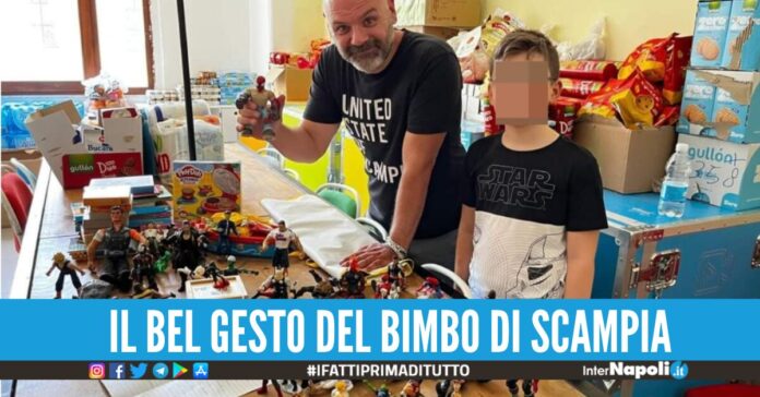 raffaele dona giocattoli bimbi scampia