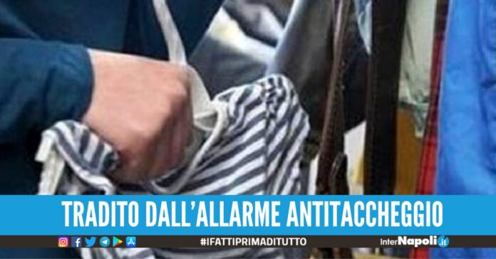 ruba vestiti in un negozio napoli