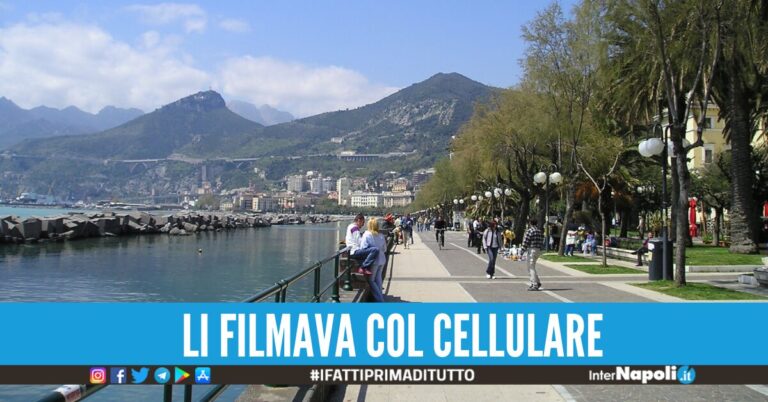 si tocca nelle parti intime salerno