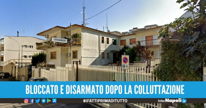 scavalca il muro della caserma ottaviano