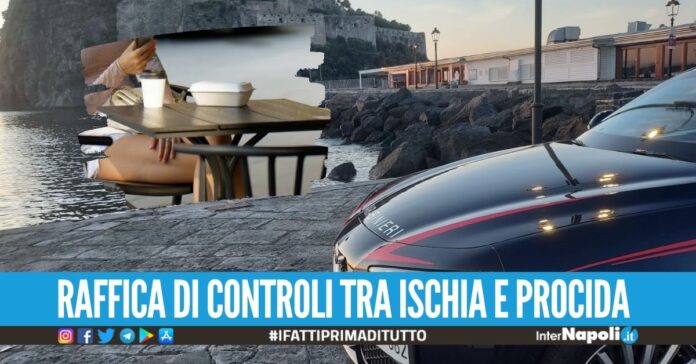 Si spoglia fuori al bar e molesta i clienti in piazza a Casamicciola.