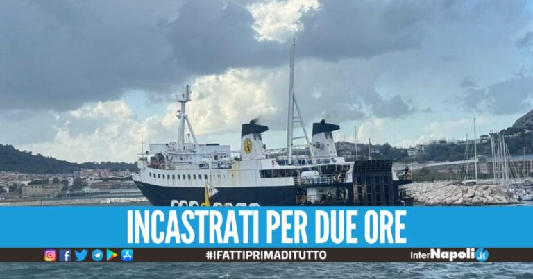 Scontro tra due traghetti al Porto di Pozzuoli, paura tra i passeggeri