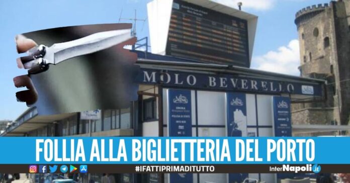 Volano le coltellate al molo Beverello, feriti 2 giovani ambulanti