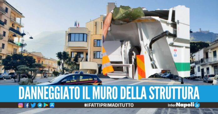 Paura a Sant'Antonio Abate, bomba contro l'azienda della raccolta rifiuti