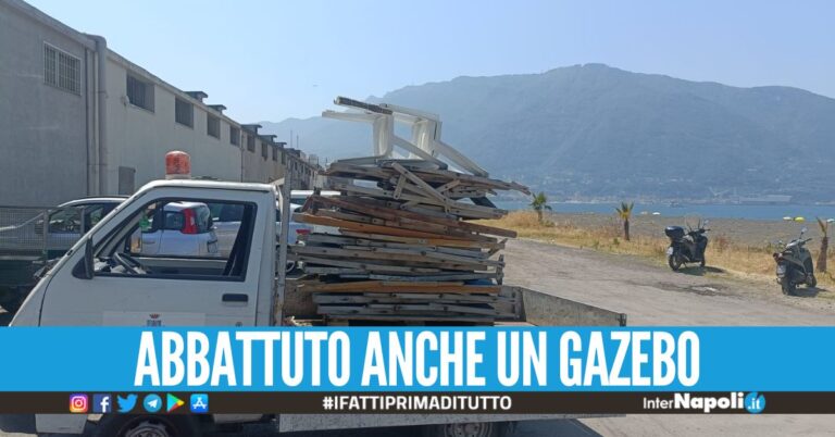 Ancora un blitz sulla spiaggia libera a Castellammare, sequestrati lettini e ombrelloni