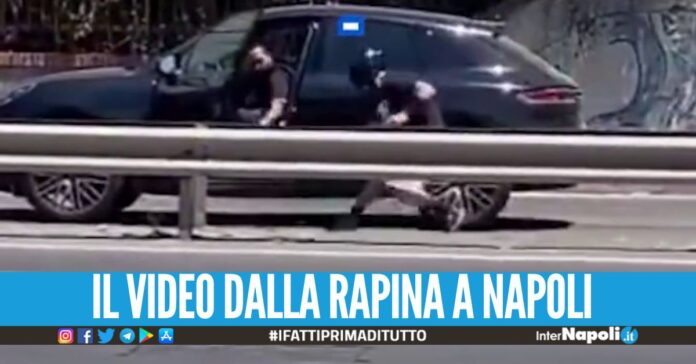 Rapina a mano armata fuori l'Università a Napoli, assalto ripreso dal passante