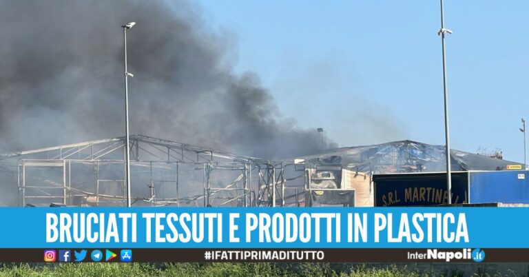 Incendio nell'azienda a Ponticelli, al via il monitoraggio dei tecnici Arpac