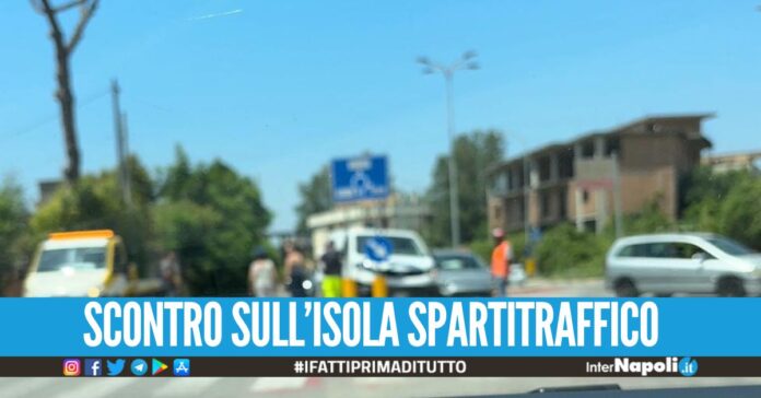 Incidente all'incrocio a Melito, scontro tra un'auto e furgoncino