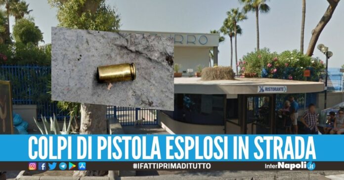 Spari fuori al lido a Torre Annunziata, bagnati in fuga