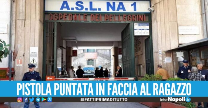 Rapinato fuori al bar in piazza a Napoli, 18enne finisce all'ospedale