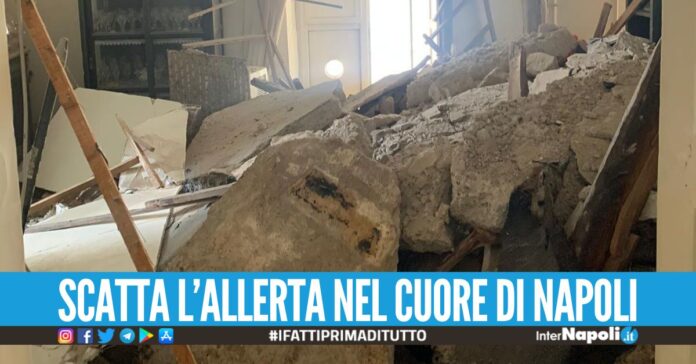 Crolla il solaio della camera da letto, paura nel quartiere Sanità