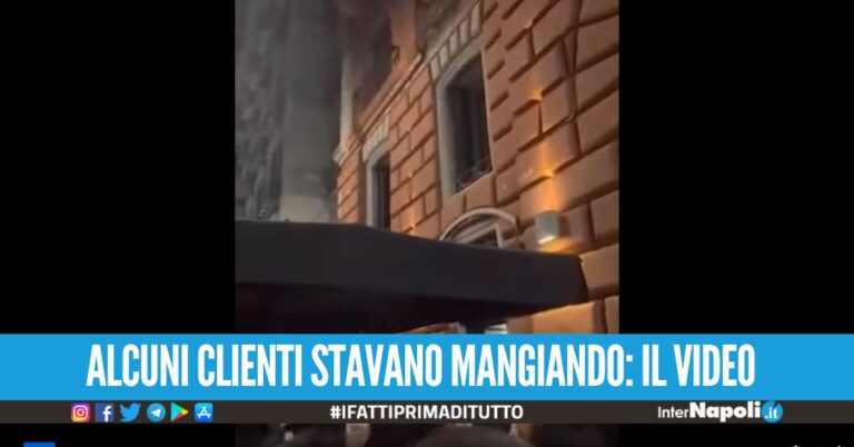 Paura fuori al ristorante del Lungomare, crolla un pezzo di cornicione